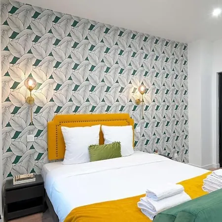 Modern For 3 * París